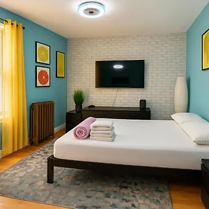 Modern Xl Queen Comfort & Character In Harlem New York